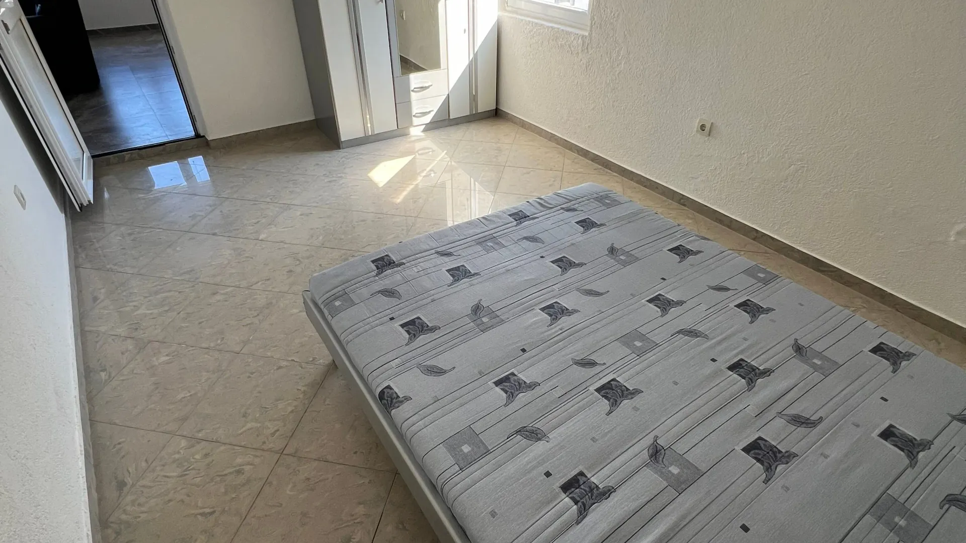 Izdavanje, dvosoban stan, 90m², Tomba, Bar