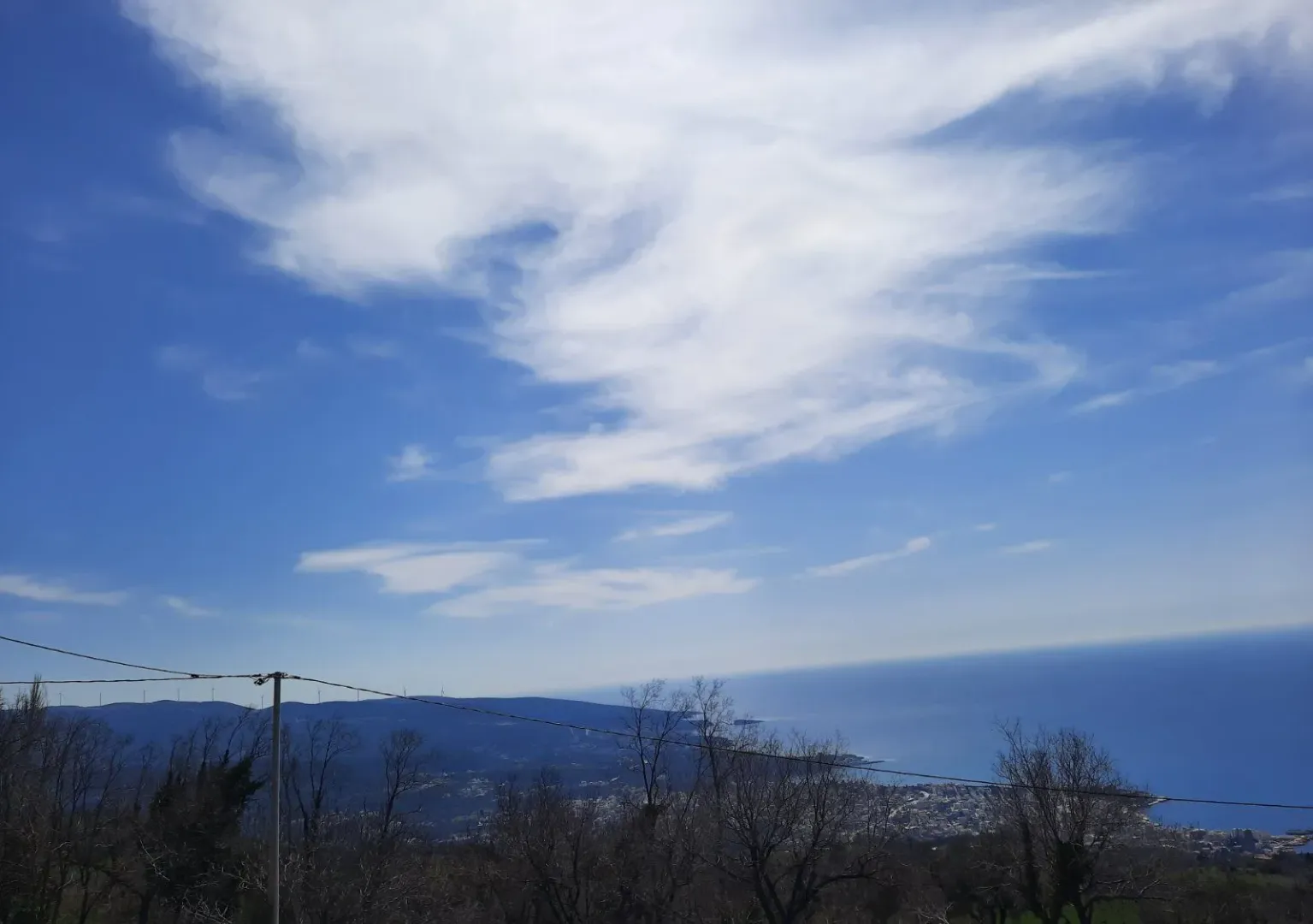 Pogled na more i pejzaž sa nekretnine.