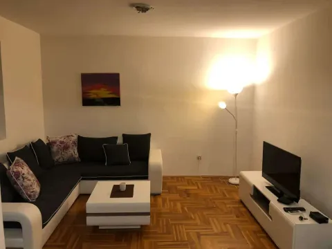 Izdavanje, jednosoban stan, 52m², 1 maj, Podgorica