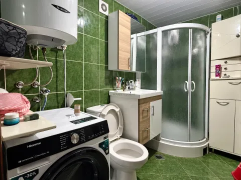 Kupatilo sa tuš kabinom, umivaonikom, WC šoljom i veš mašinom. - image 10