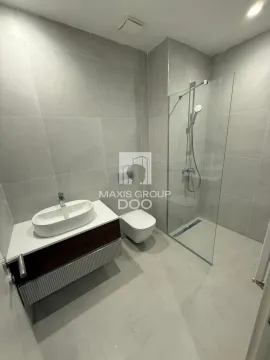 Savremeno opremljeno kupatilo sa umivaonikom, WC šoljom i tuš kabinom. - image 10