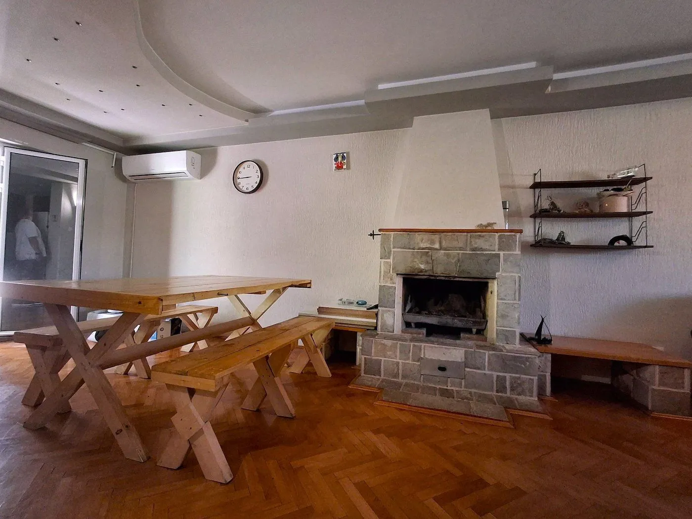 Izdavanje, kuća, 350m², Dahna, Podgorica