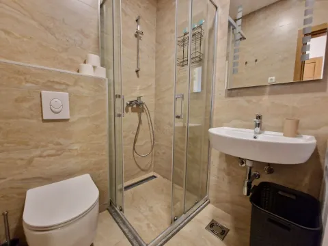 Kupatilo opremljeno tuš kabinom, umivaonikom i wc šoljom. - image 16