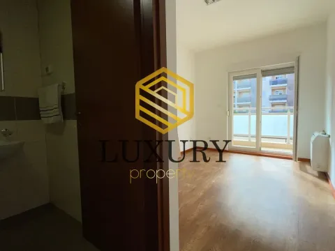 Izdavanje, trosoban stan, 110m², City Kvart, Podgorica - image 3