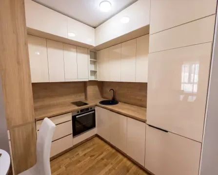 Moderna kuhinja sa ugradnim elementima i drvenim detaljima. - image 4