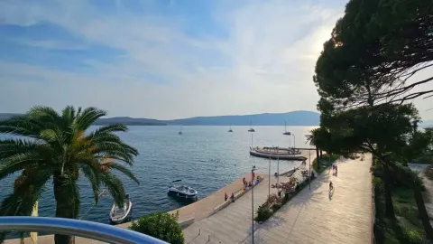 Pogled na more i šetalište sa terase. - image 7