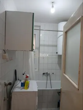 Manje kupatilo sa kadom, pločicama i veš mašinom. - image 9