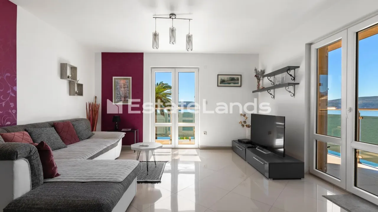 Izdavanje, dvosoban stan, 80m², Centar, Tivat