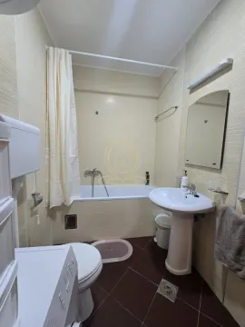 Kupatilo opremljeno kadom, umivaonikom, WC šoljom i mašinom za veš. - image 8
