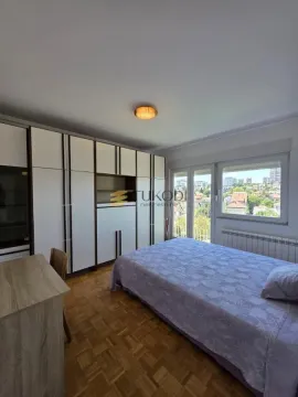 Nameštena spavaća soba sa velikim garderoberom i bračnim krevetom. - image 10