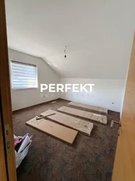 Prazna prostorija sa upakovanim nameštajem na podu i jednim prozorom. - image 12