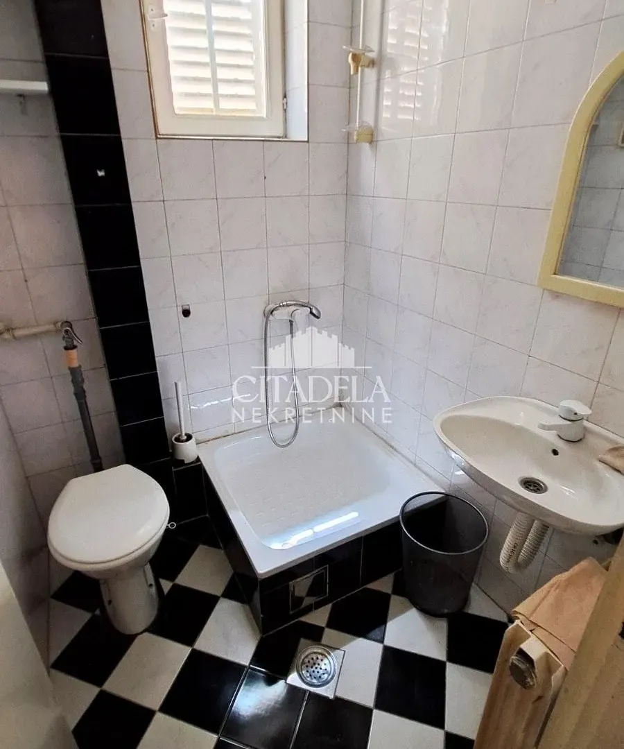Izdavanje, kuća, 200m², Čukarica, Beograd