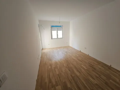 Prazna soba sa parketom i prozorom. - image 10