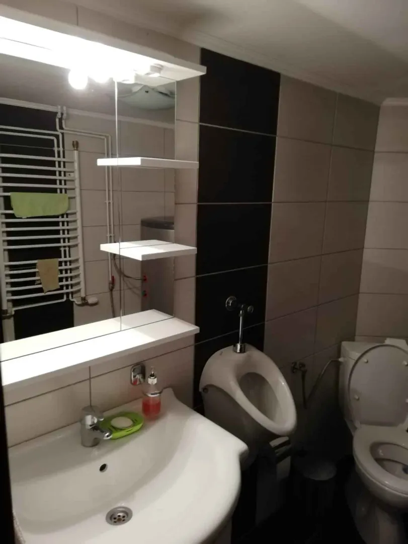 Kupatilo opremljeno umivaonikom, WC šoljom i bideom.
