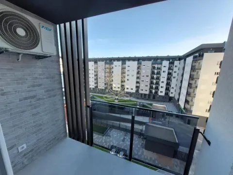 Pogled sa balkona na dvorište i okolne stambene zgrade. - image 12
