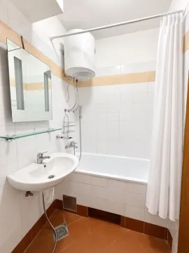 Manje kupatilo sa kadom, umivaonikom i bojlerom. - image 3