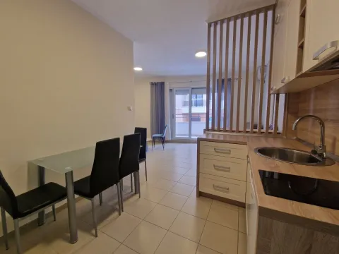 Rent, studio apartment, 35m², Bečići, Budva - image 2