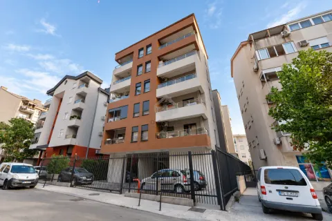 Pogled na spoljašnjost moderne stambene zgrade sa balkonom i parkingom ispred. - image 8