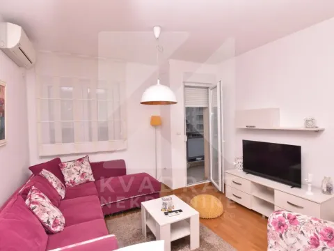 Izdavanje, jednosoban stan, 45m², City Kvart, Podgorica - image 1