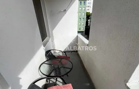 Manji balkon opremljen sa stolom i stolicama. - image 12