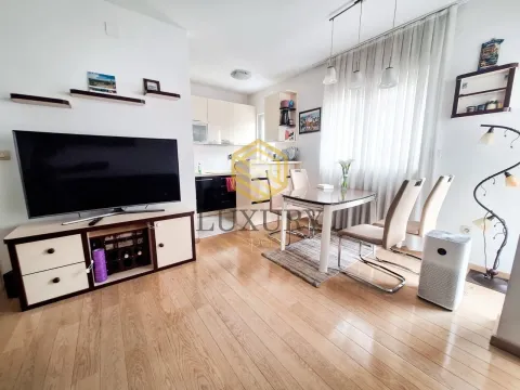 Dnevna soba sa trpezarijom i kuhinjom u pozadini. - image 6
