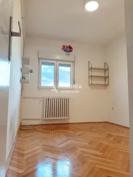 Empty room with parquet flooring and a window. - image 6