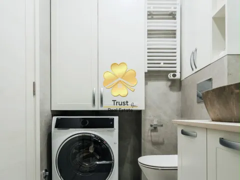 Moderne kupatilo sa bijelim elementima, veš mašinom i wc šoljom. - image 6