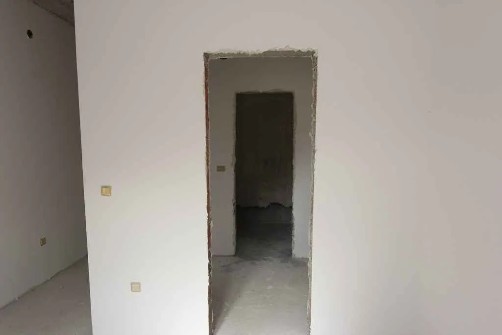 Unutrašnjost stana u sivoj fazi.