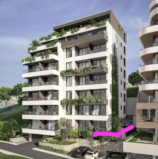 Spoljašnji izgled moderne stambene zgrade sa terasama i zelenilom.