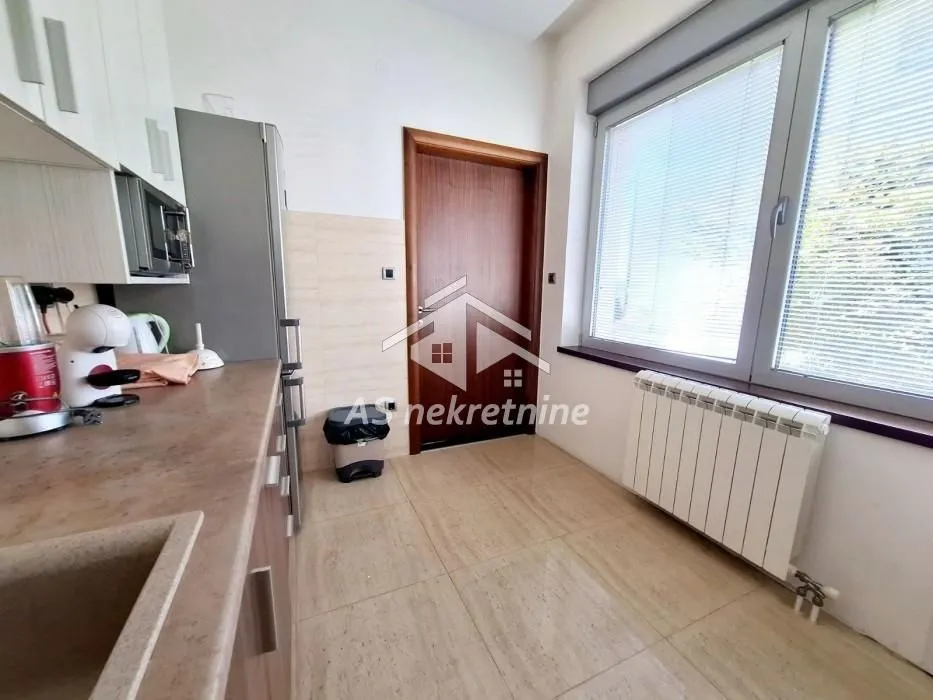 Izdavanje, četvorosoban stan, 135m², Savski Venac, Beograd