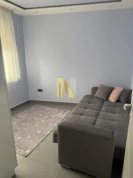 Manja spavaća soba sa krevetom na razvlačenje i tepihom. - image 11