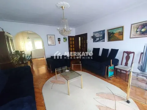 Dnevni boravak sa garniturom, tepihom i trpezarijom u pozadini. - image 5