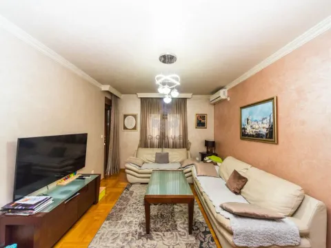 Izdavanje, dvosoban stan, 55m², Stari Aerodrom, Podgorica - image 1