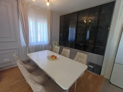 Trpezarija sa trpezarijskim stolom i stolicama, te velikim ugradnim plakarom. - image 3