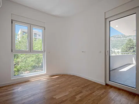 Prodaja, dvosoban stan, 65m², Centar, Bar - image 11