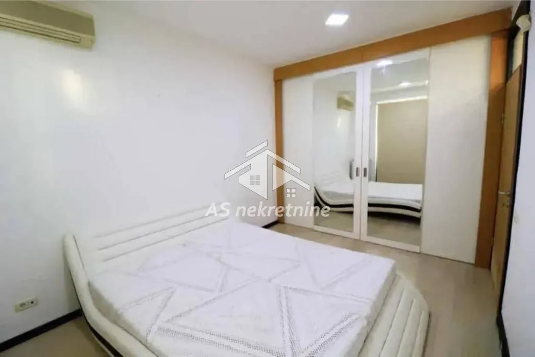 Bedroom with a double bed and a fitted wardrobe with mirrored doors.