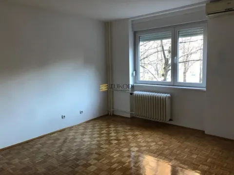 Prazna soba sa parketom i prozorom. - image 7