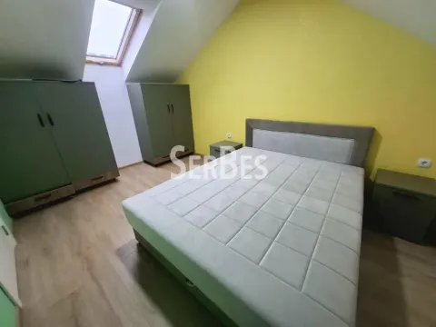 Nameštena spavaća soba sa bračnim krevetom, ormarima i krovnim prozorom u potkrovlju. - image 10
