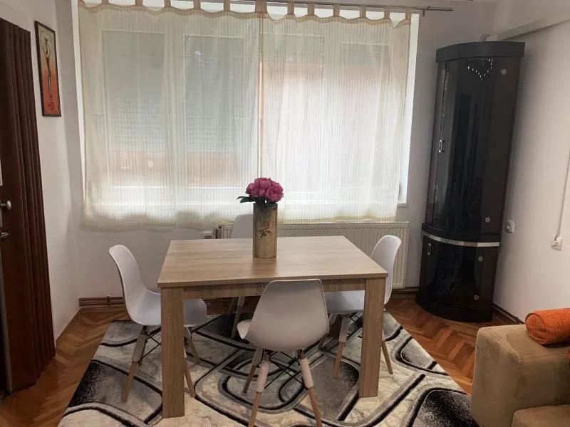 Izdavanje, trosoban stan, 60m², Centar, Niš