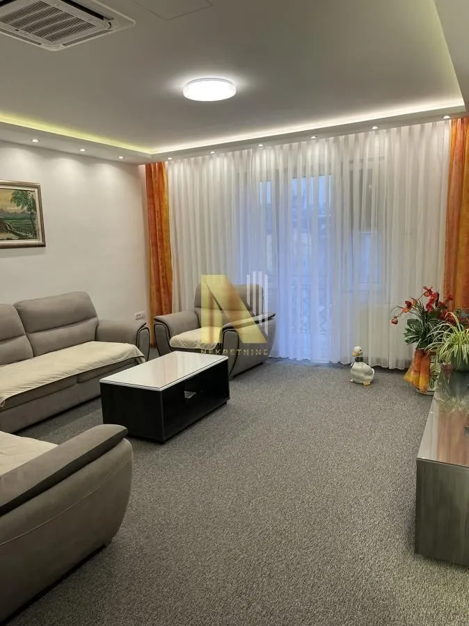 Izdavanje, trosoban stan, 93m², Centar, Novi Sad