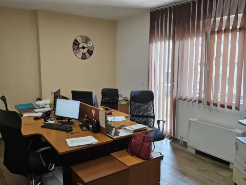 Izdavanje, trosoban stan, 80m², Južni Bulevar, Vračar Sve Podlokacije - image 2