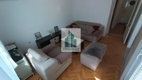 Dnevna soba sa garniturom, foteljom i stočićem. - image 4