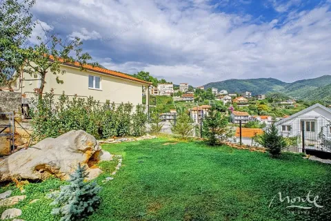 Pogled na dvorište i okolne objekte sa zelenilom. - image 19