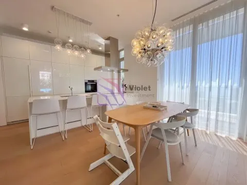 Moderna kuhinja sa šankom i trpezarijom u sklopu otvorenog prostora. - image 8