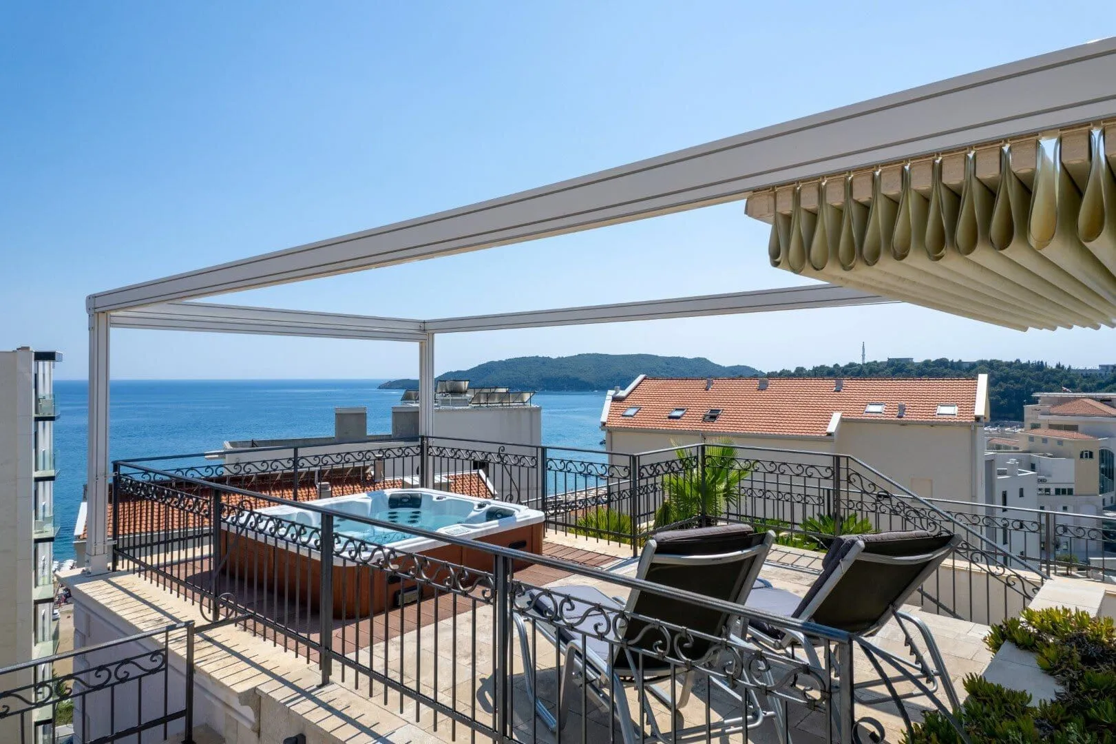 Sale, two bedroom apartment, 265m², Bečići, Budva