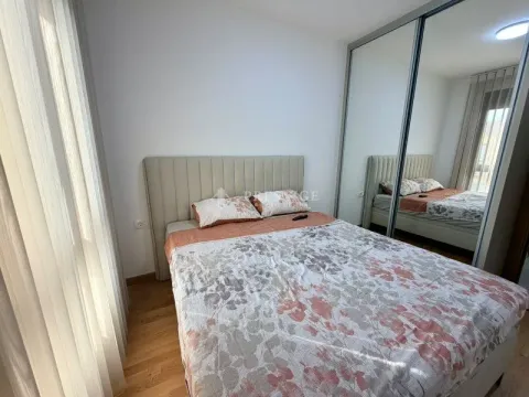 Spavaća soba sa bračnim krevetom i velikim plakarom sa ogledalom. - image 8