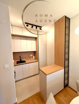 Moderna kuhinja sa bijelim elementima i drvenim detaljima. - image 6
