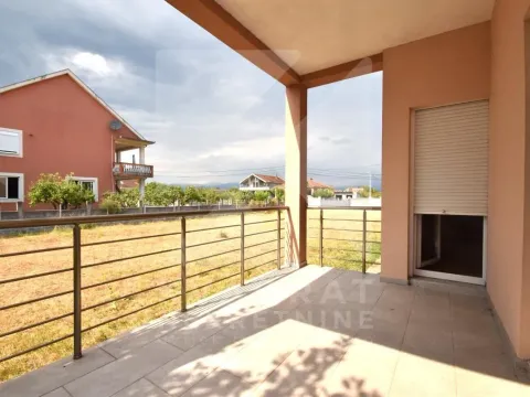 Izdavanje, kuća, 200m², Botun, Podgorica - image 17