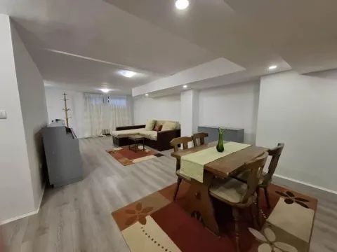 Dnevna soba sa trpezarijskim delom i garniturom za sedenje. - image 7