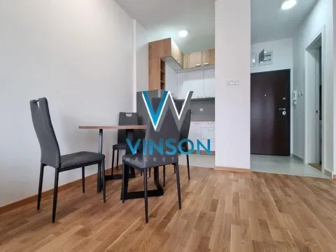 Dnevna soba sa trpezarijom i kuhinjom u pozadini. - image 6